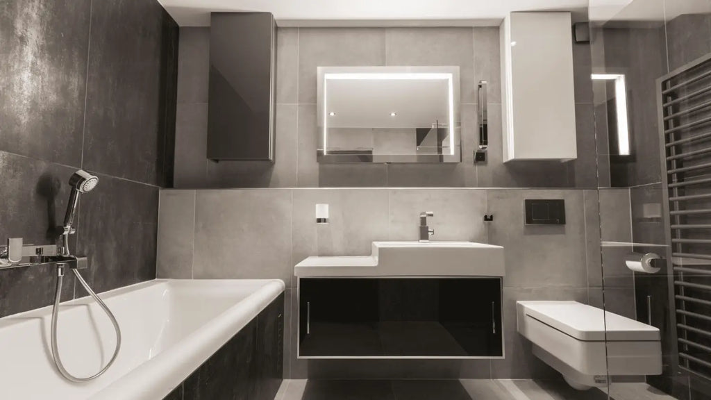 Améliorez l'éclairage des espaces de rangement de votre salle de bain avec des lampadaires