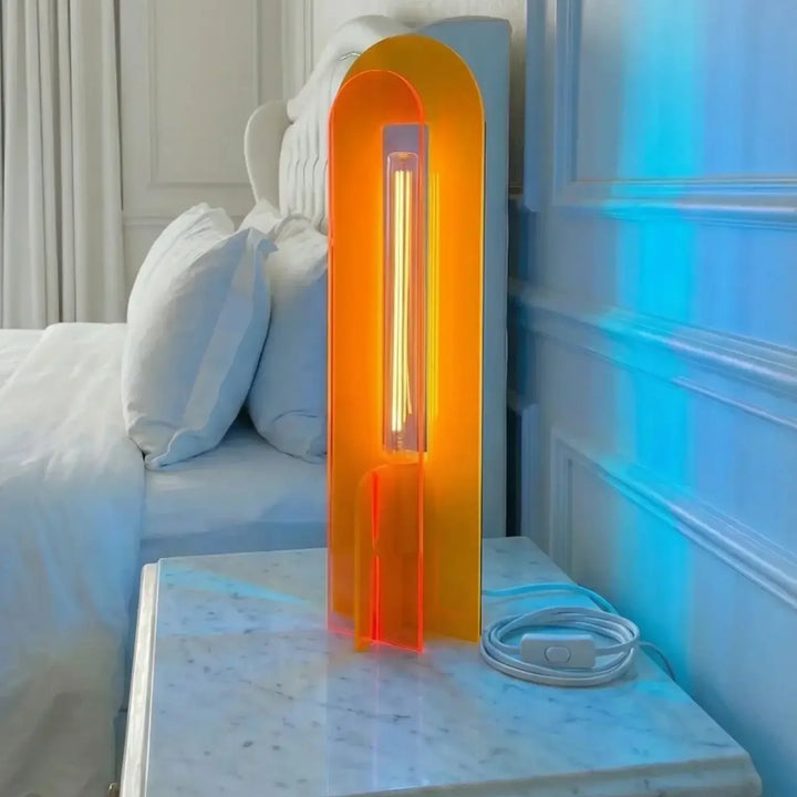 Lampe de chevet andy en acrylique coloré orange translucide avec ampoule led verticale style pop art