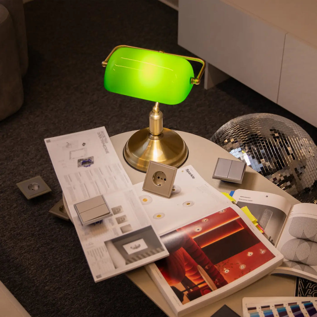 Lampe de chevet style banquier avec verre vert et base en metal couleur laiton bureau kiwi vintage