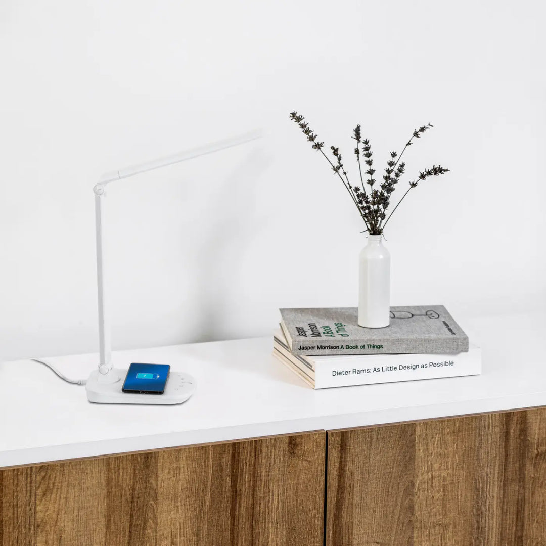 Lampe de bureau Anouk blanche de Faro Barcelona en situation