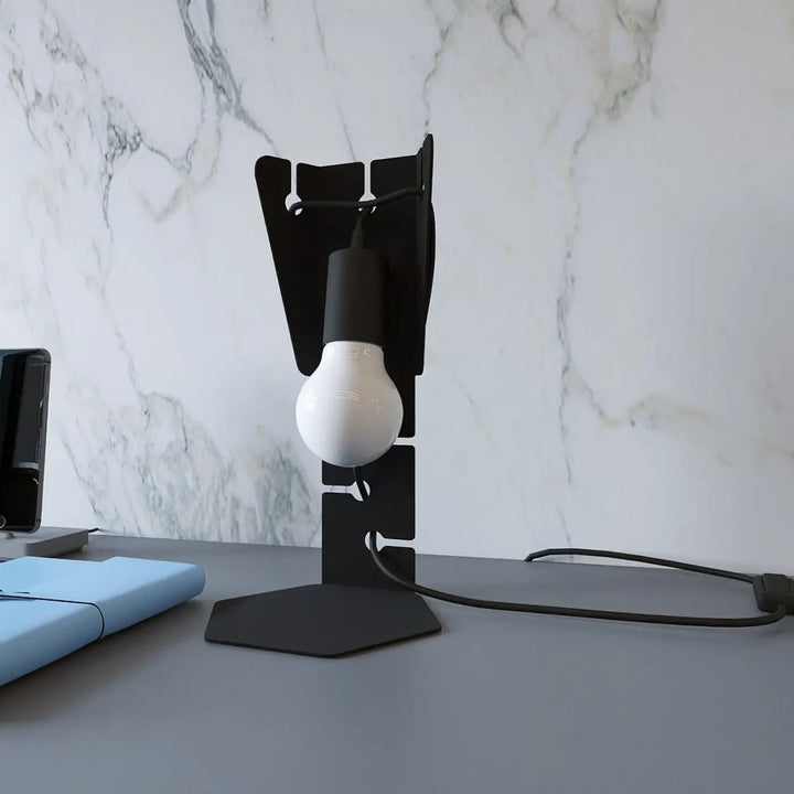 Lampe à poser noir vue rapprochée dans son décor