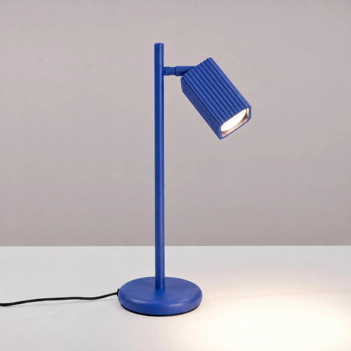 Lampe de bureau Rayo en aluminium outremer à réflecteur rainuré, allumée