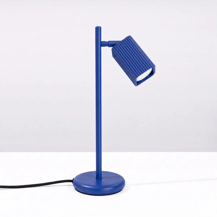 Lampe de bureau Rayo en aluminium outremer à réflecteur rainuré, éteinte
