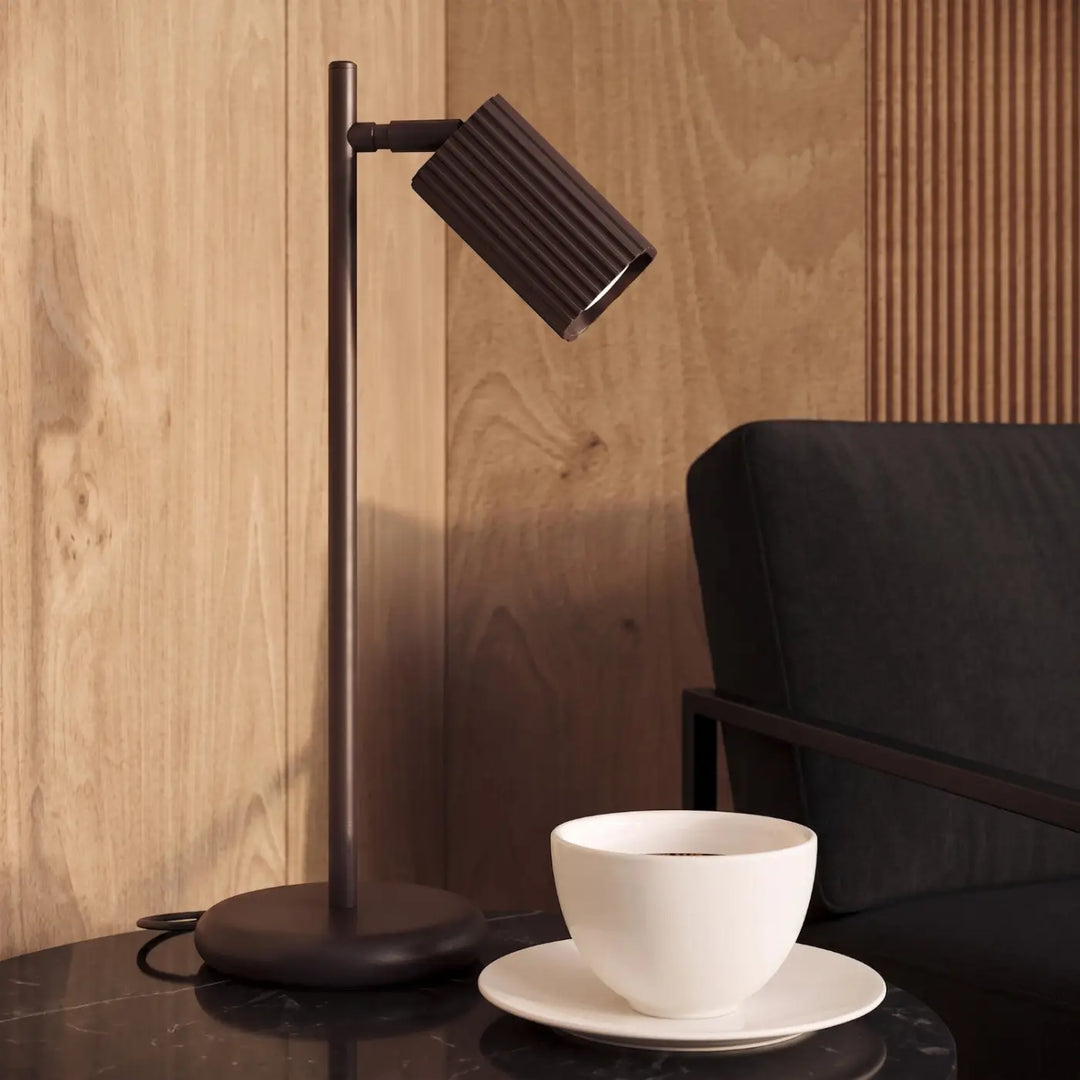 Lampe de bureau Rayo en aluminium noir à réflecteur rainuré sur une table d'appoint