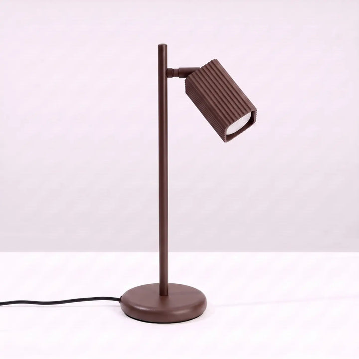 Lampe de bureau Rayo en aluminium marron à réflecteur rainuré, éteinte