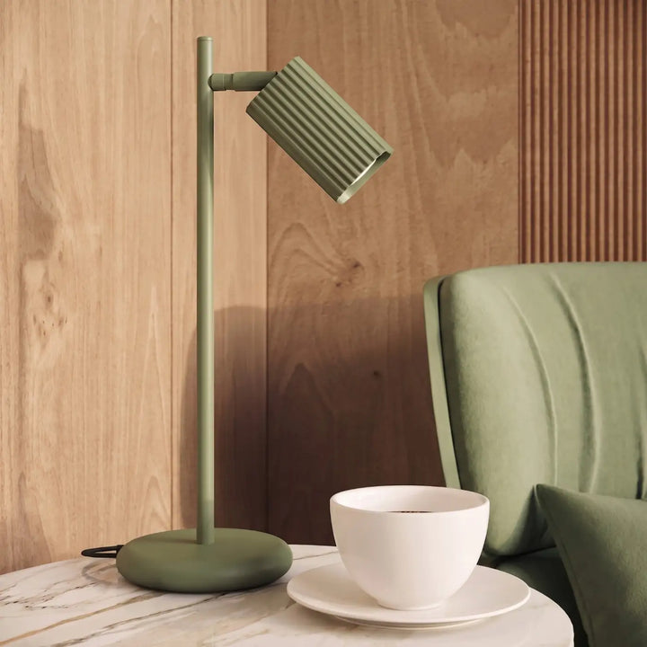 Lampe de bureau Rayo en aluminium vert olive à réflecteur rainuré sur une table d'appoint