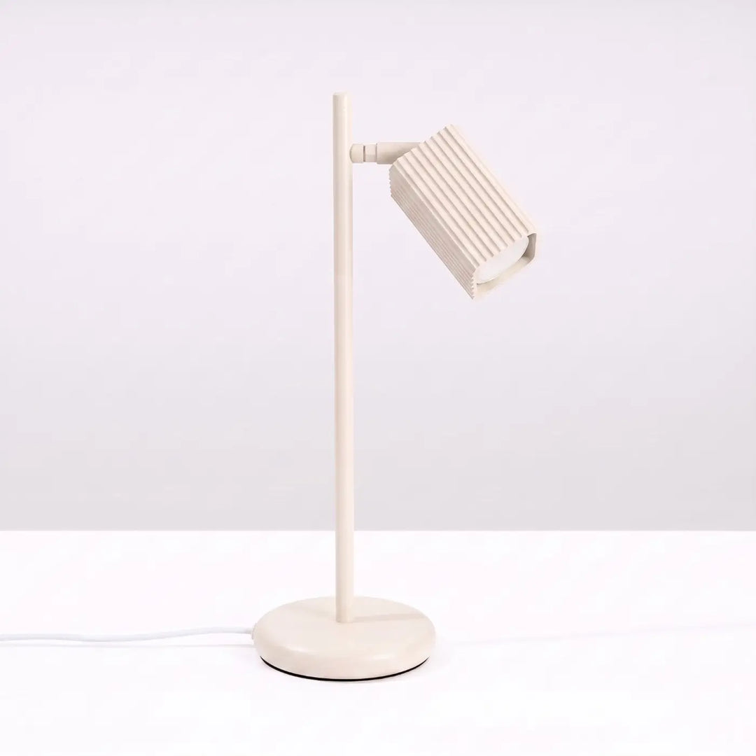 Lampe de bureau Rayo en aluminium beige à réflecteur rainuré, éteinte
