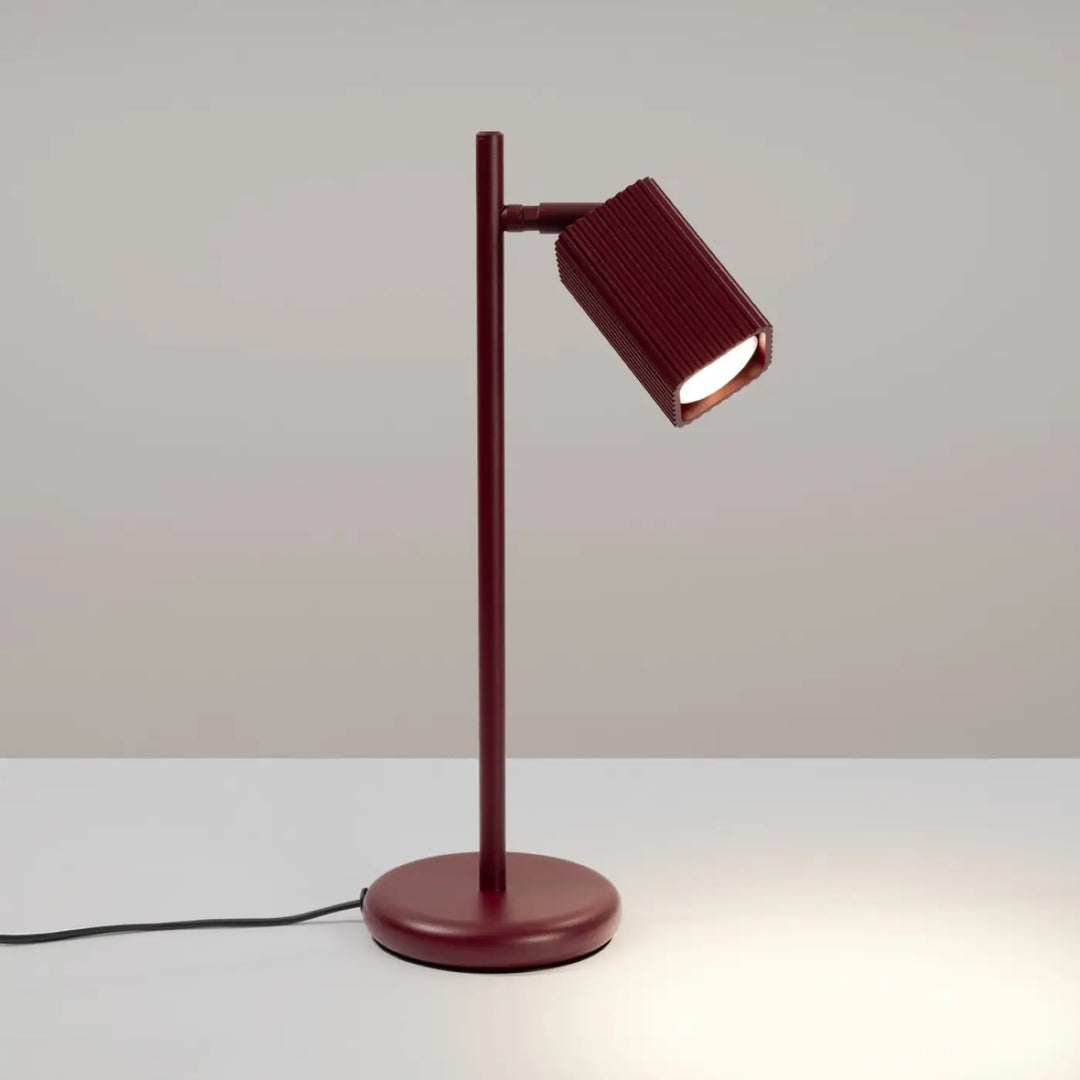 Lampe de bureau Rayo en aluminium bordeaux à réflecteur rainuré, allumée