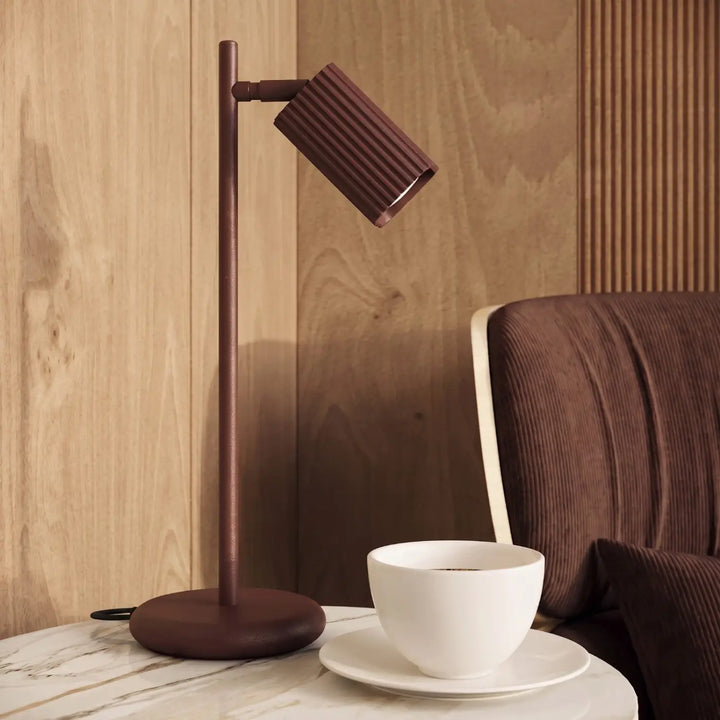 Lampe de bureau Rayo en aluminium marron à réflecteur rainuré sur une table d'appoint