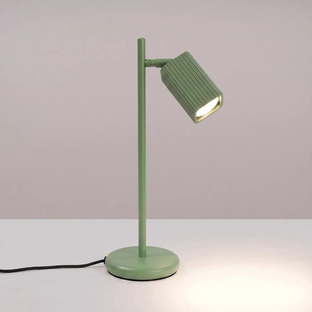 Lampe de bureau Rayo en aluminium sauge à réflecteur rainuré, allumée