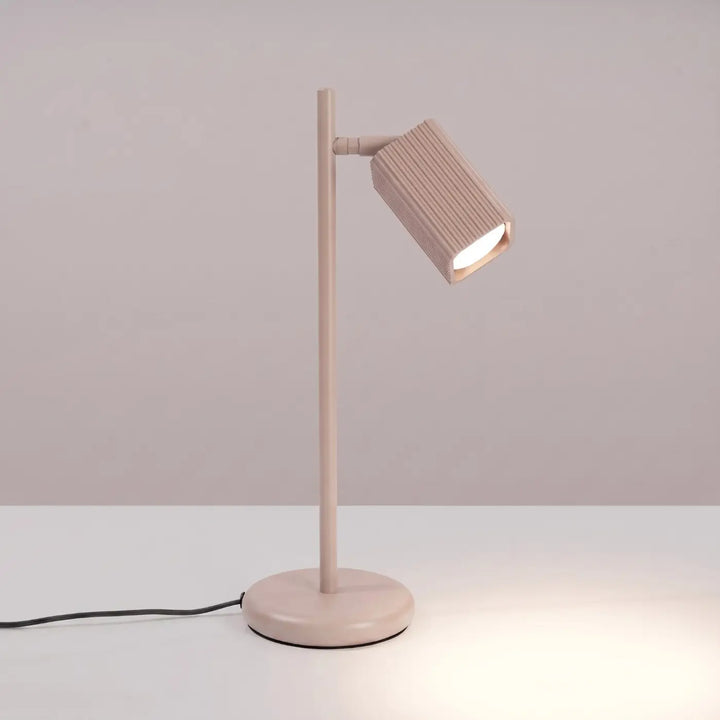 Lampe de bureau Rayo en aluminium taupe à réflecteur rainuré, allumée