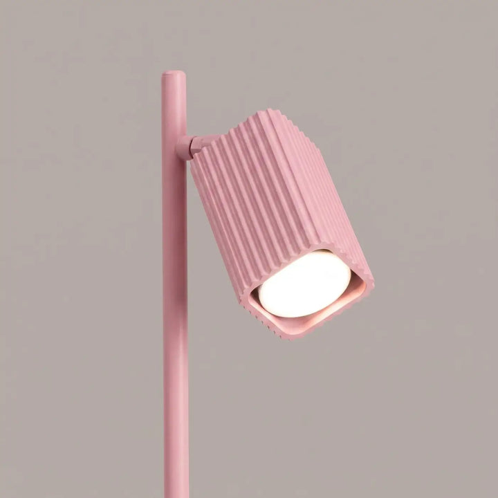 Lampe de bureau Rayo en aluminium rose à réflecteur rainuré, détail des cannelures