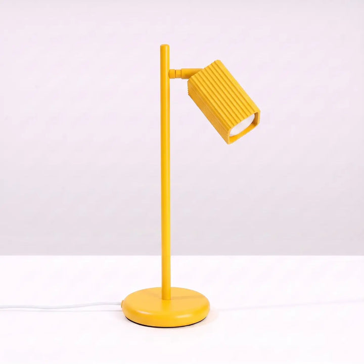 Lampe de bureau Rayo en aluminium jaune à réflecteur rainuré, éteinte