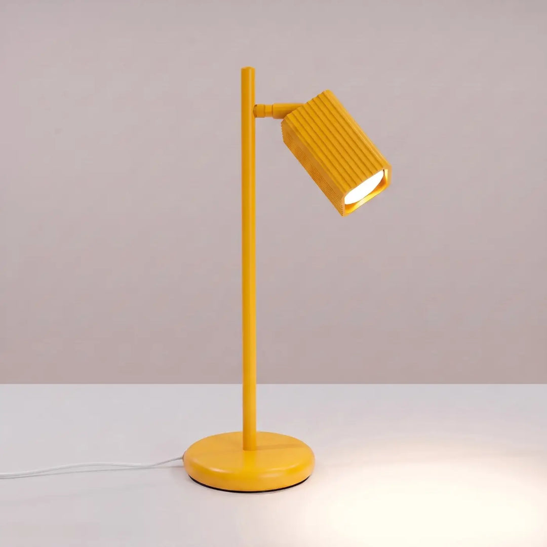 Lampe de bureau Rayo en aluminium jaune à réflecteur rainuré, allumée