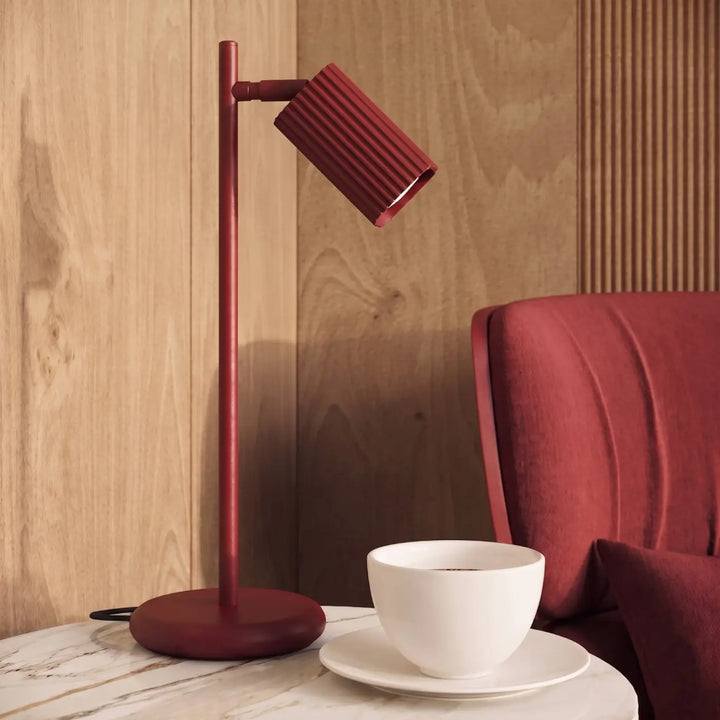 Lampe de bureau Rayo en aluminium bordeaux à réflecteur rainuré sur une table d'appoint