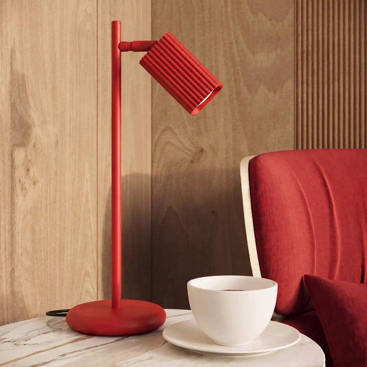 Lampe de bureau Rayo en aluminium rouge à réflecteur rainuré sur une table d'appoint