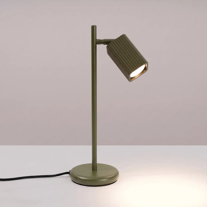 Lampe de bureau Rayo en aluminium vert olive à réflecteur rainuré, allumée