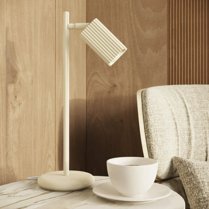 Lampe de bureau Rayo en aluminium beige à réflecteur rainuré sur une table d'appoint