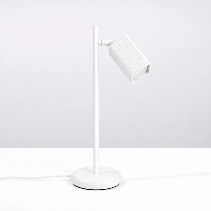 Lampe de bureau Rayo en aluminium blanc à réflecteur rainuré, éteinte