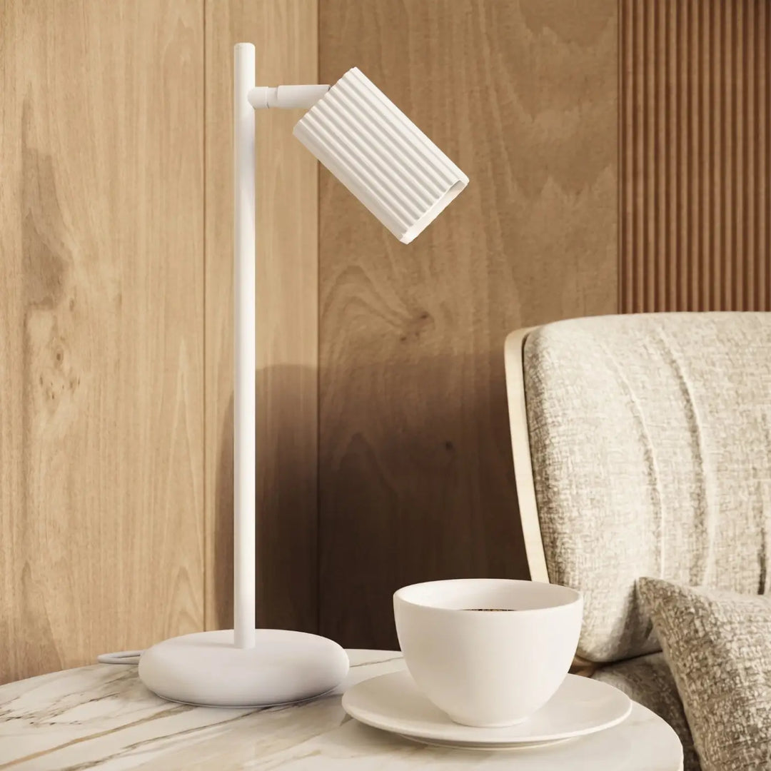 Lampe de bureau Rayo en aluminium blanc à réflecteur rainuré sur une table d'appoint