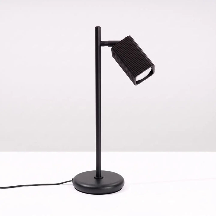 Lampe de bureau Rayo en aluminium noir à réflecteur rainuré, éteinte