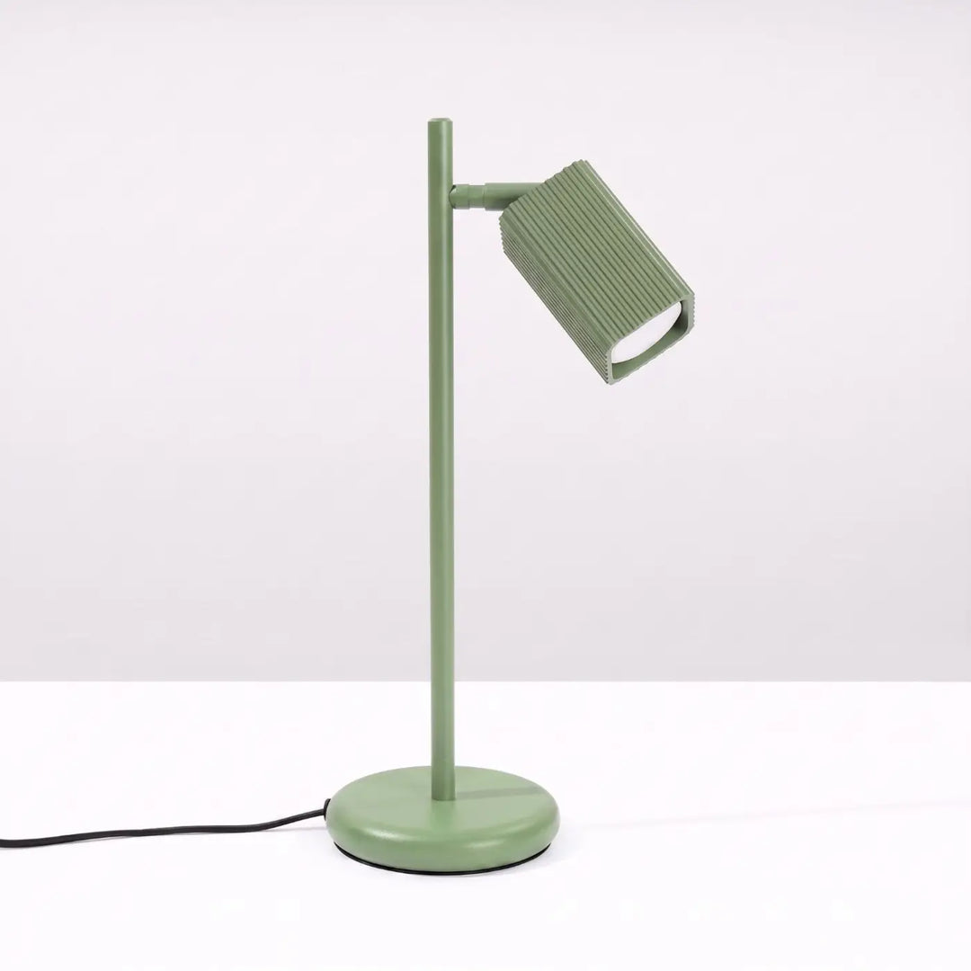 Lampe de bureau Rayo en aluminium sauge à réflecteur rainuré, éteinte