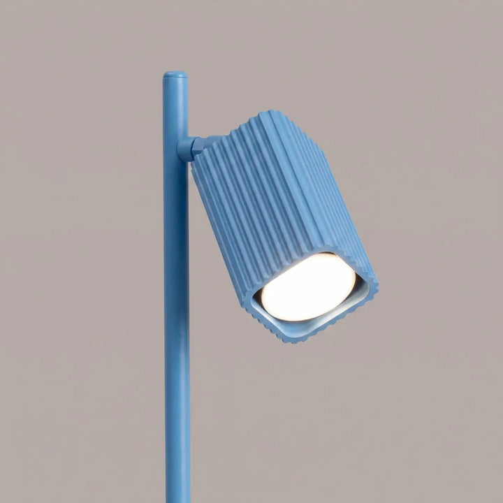 Lampe de bureau Rayo en aluminium bleu azur à réflecteur rainuré, détail des cannelures