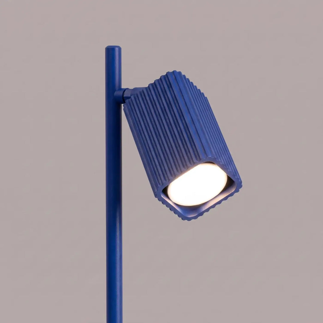 Lampe de bureau Rayo en aluminium outremer à réflecteur rainuré, détail des cannelures