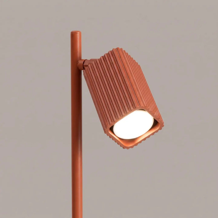 Lampe de bureau Rayo en aluminium ocre rouge à réflecteur rainuré, détail des cannelures