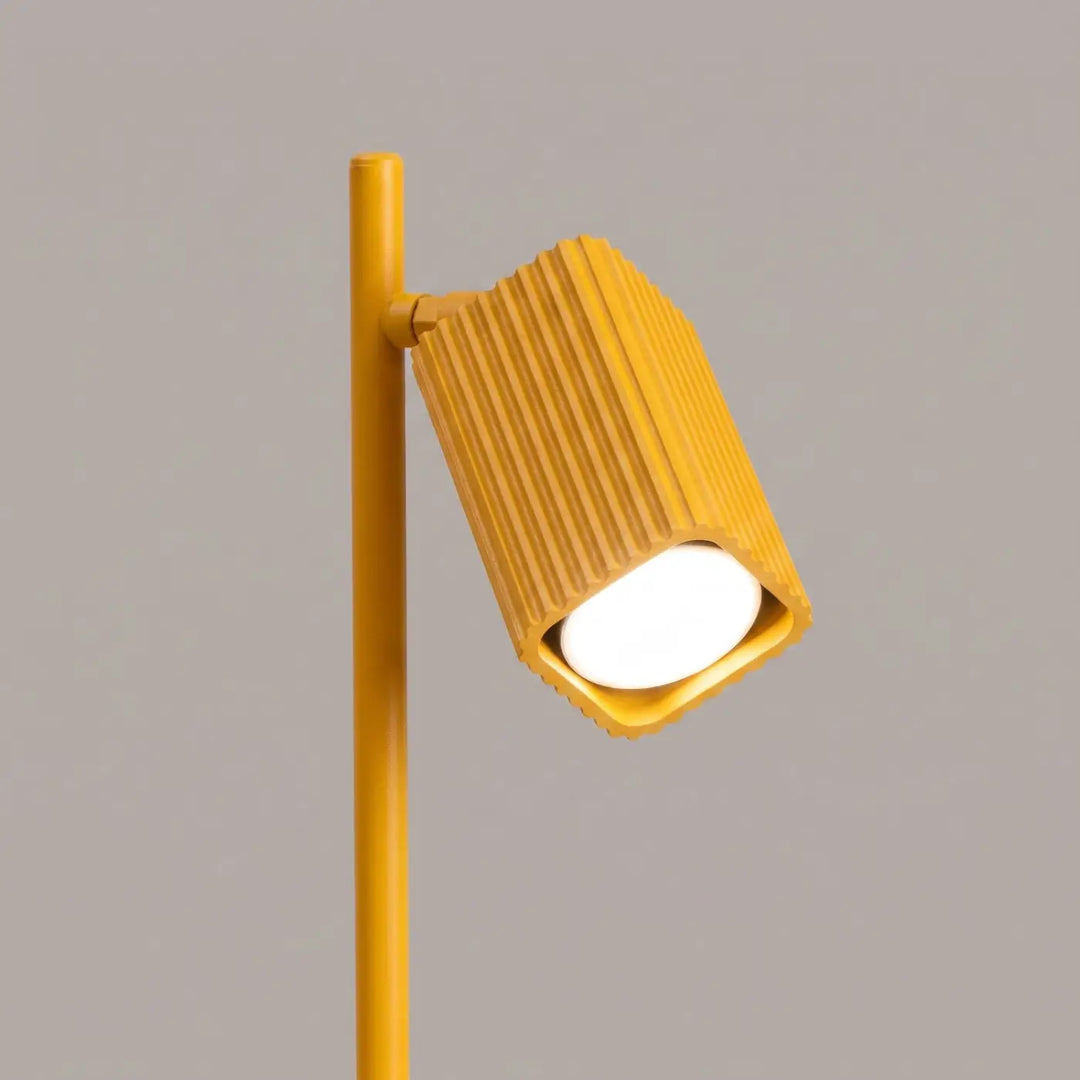 Lampe de bureau Rayo en aluminium jaune à réflecteur rainuré, détail des cannelures