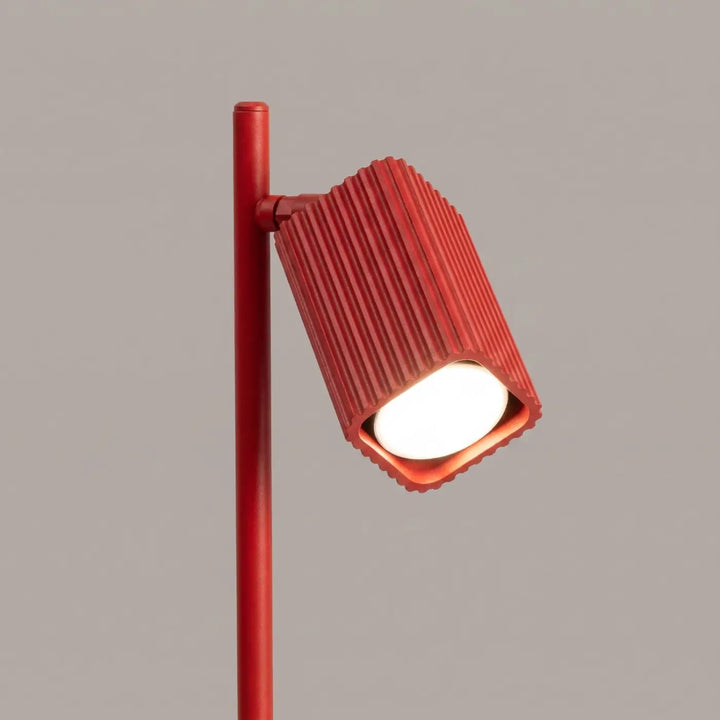Lampe de bureau Rayo en aluminium rouge à réflecteur rainuré, détail des cannelures