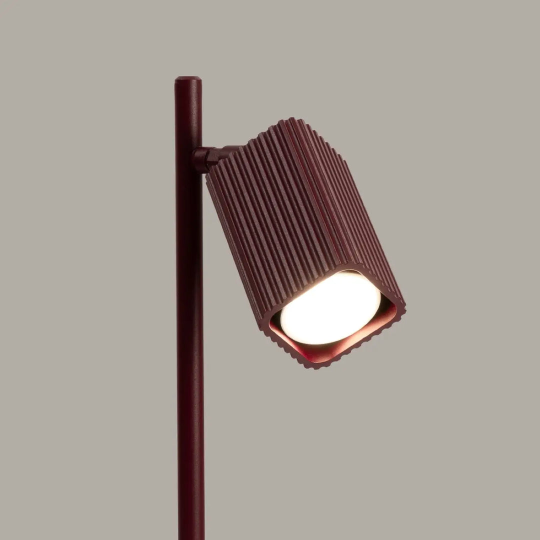 Lampe de bureau Rayo en aluminium bordeaux à réflecteur rainuré, détail des cannelures