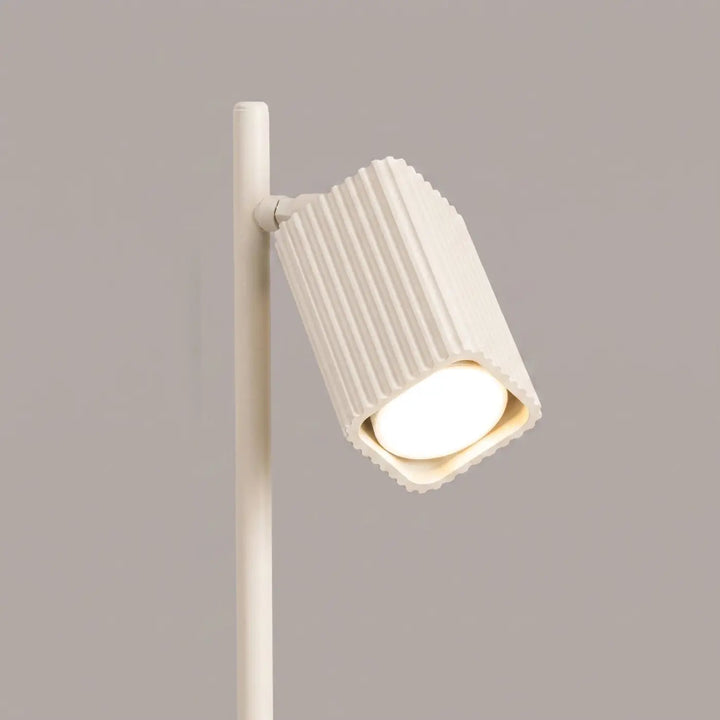Lampe de bureau Rayo en aluminium beige à réflecteur rainuré, détail des cannelures