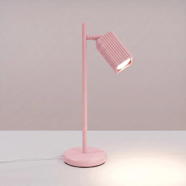 Lampe de bureau Rayo en aluminium rose à réflecteur rainuré, allumée