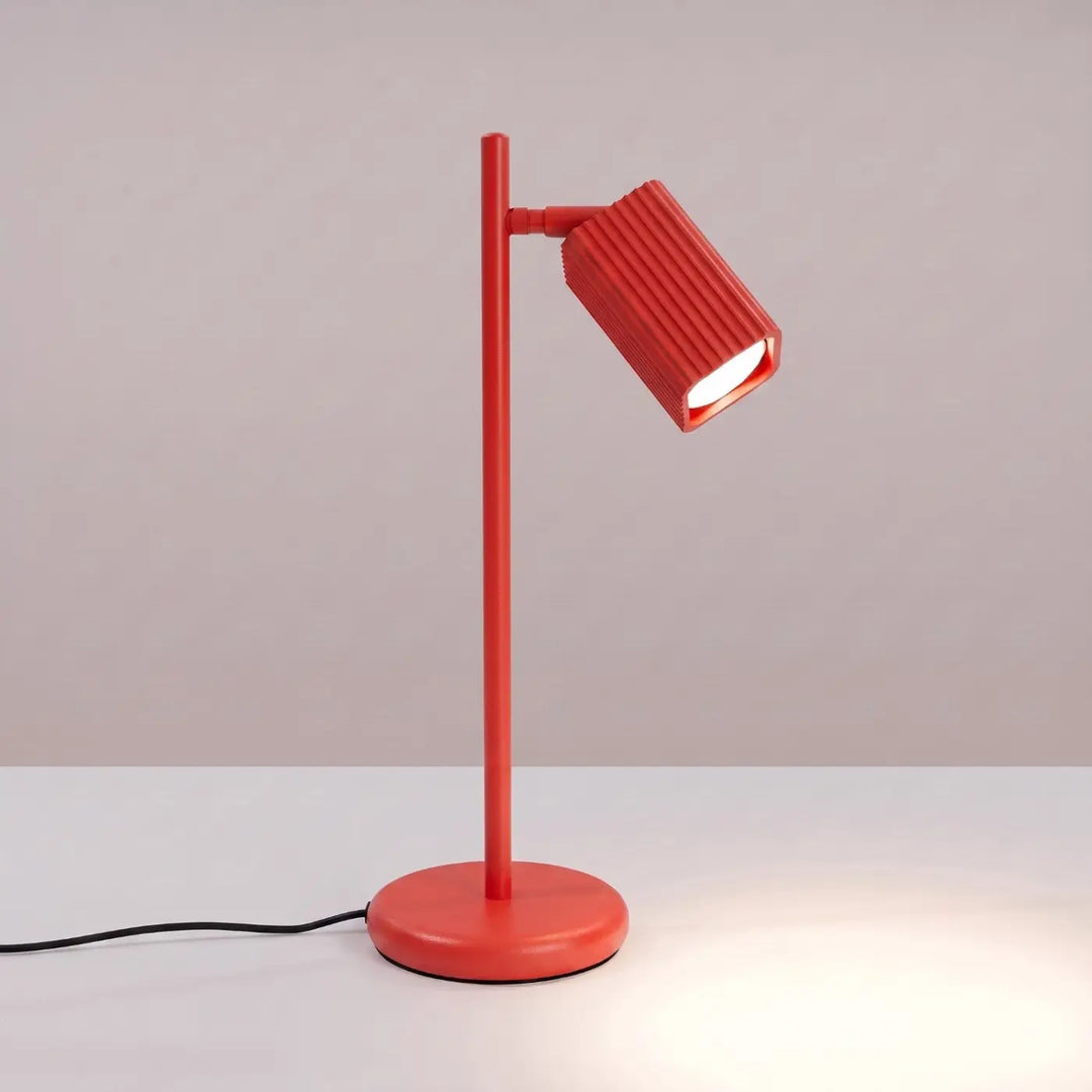 Lampe de bureau Rayo en aluminium rouge à réflecteur rainuré, allumée