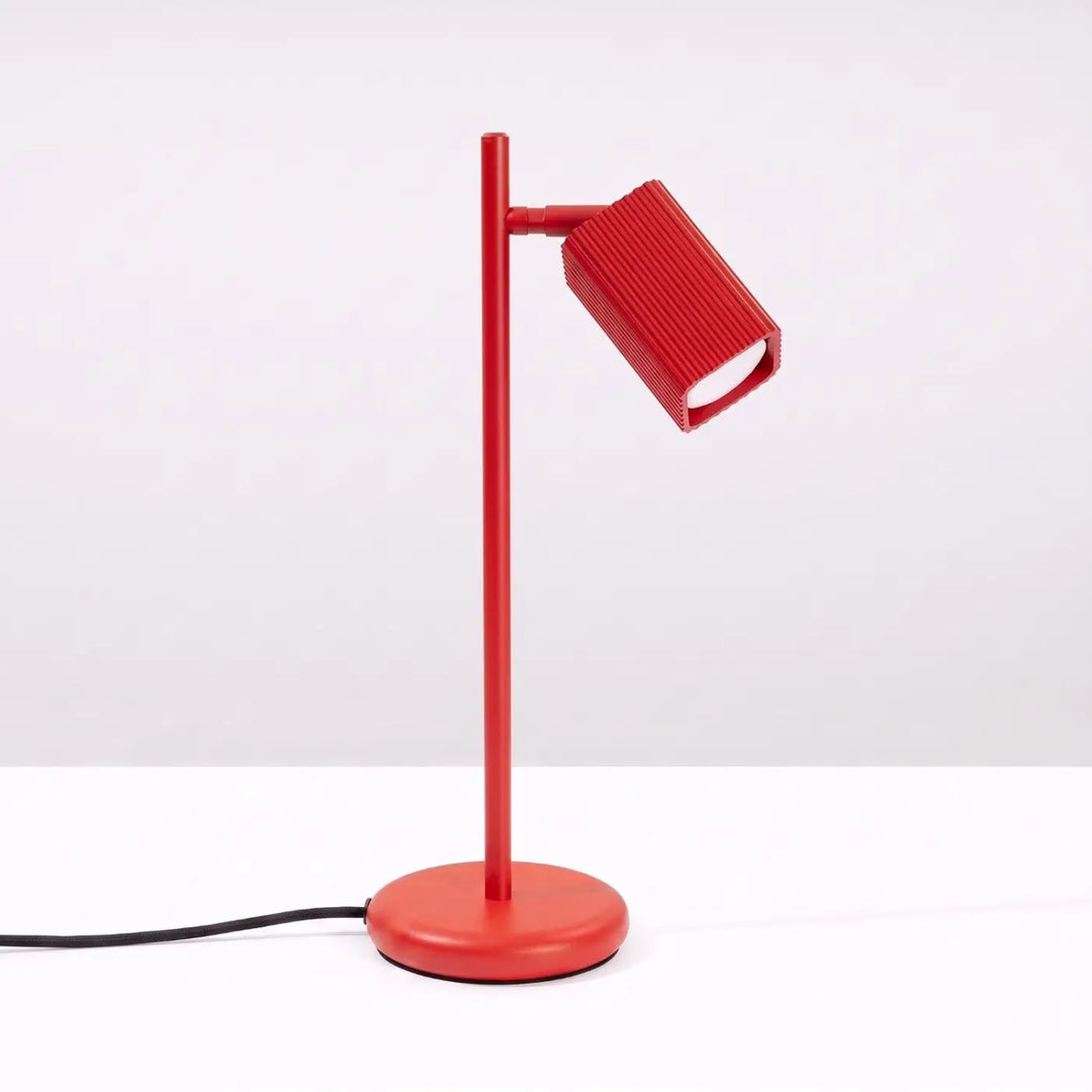 Lampe de bureau Rayo en aluminium rouge à réflecteur rainuré, éteinte