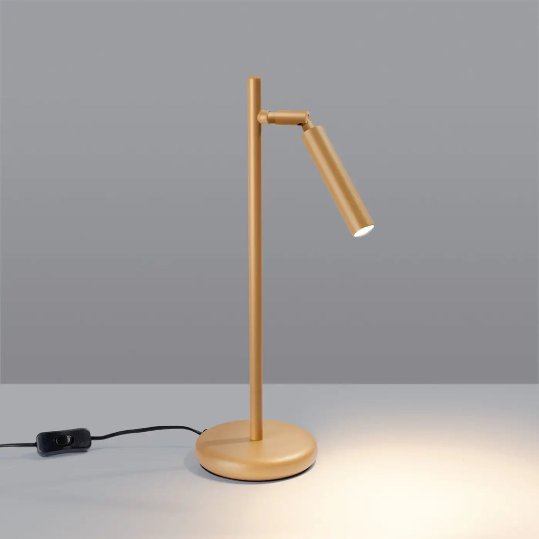 Lampe à poser doré allumée