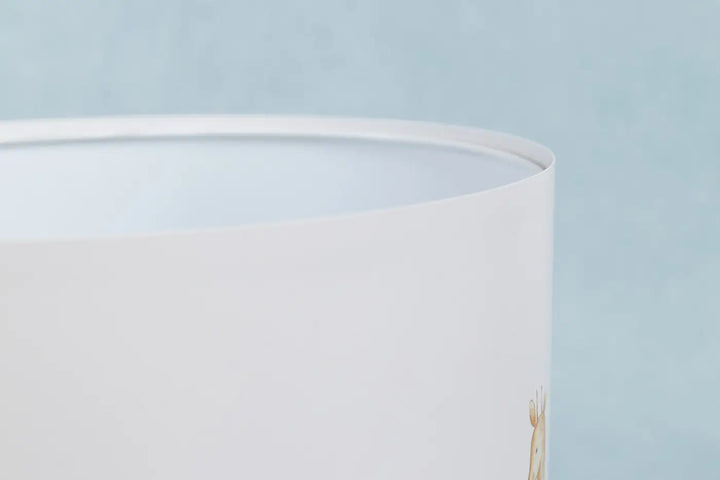 Lampe de table chevet blanche sweet dreams avec abat-jour cylindrique et illustration animale subtile style nature univers inspiré