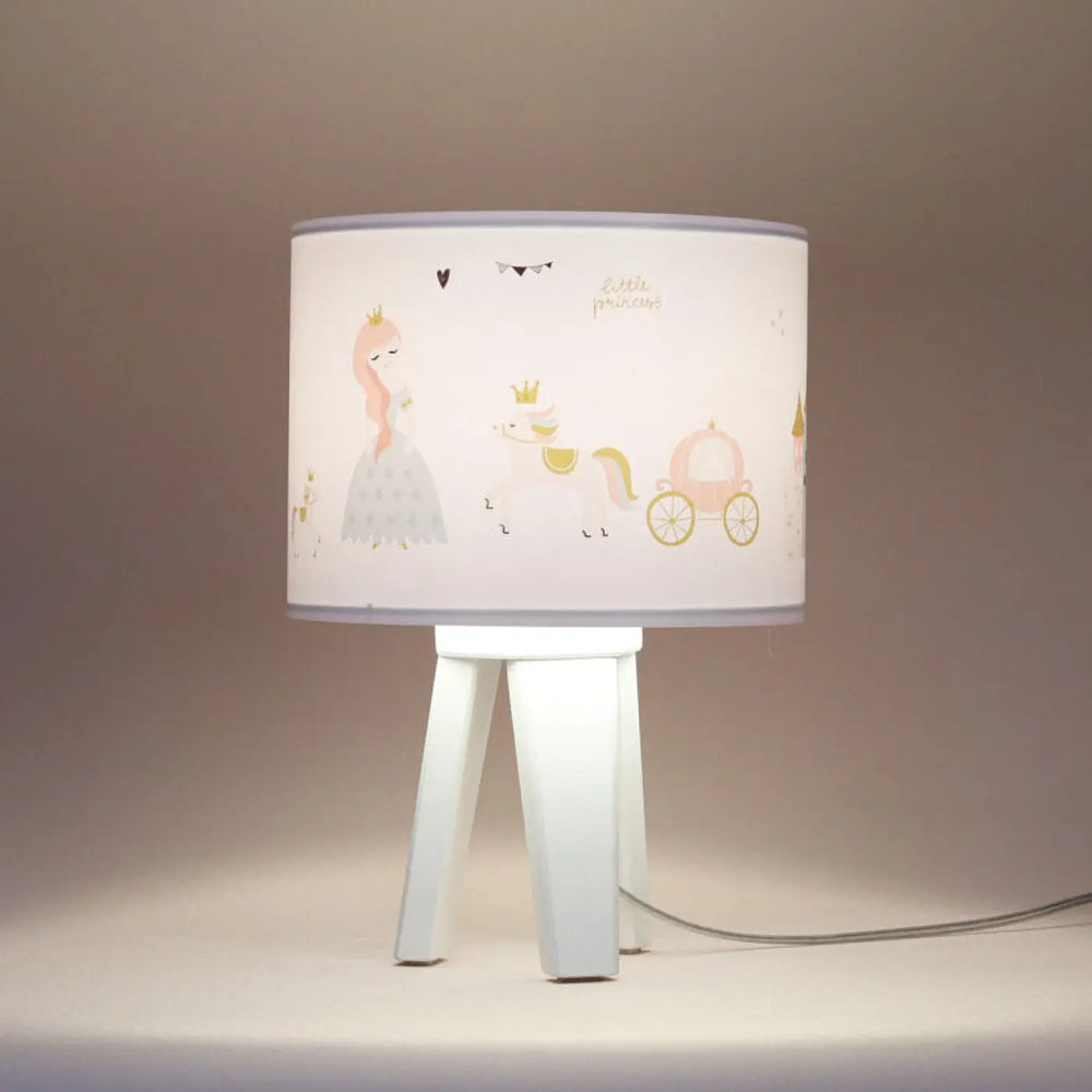 Lampe de table chevet blanche avec abat-jour cylindrique princesse féerique en rose pastel et or qui participe à créer une ambiance douce