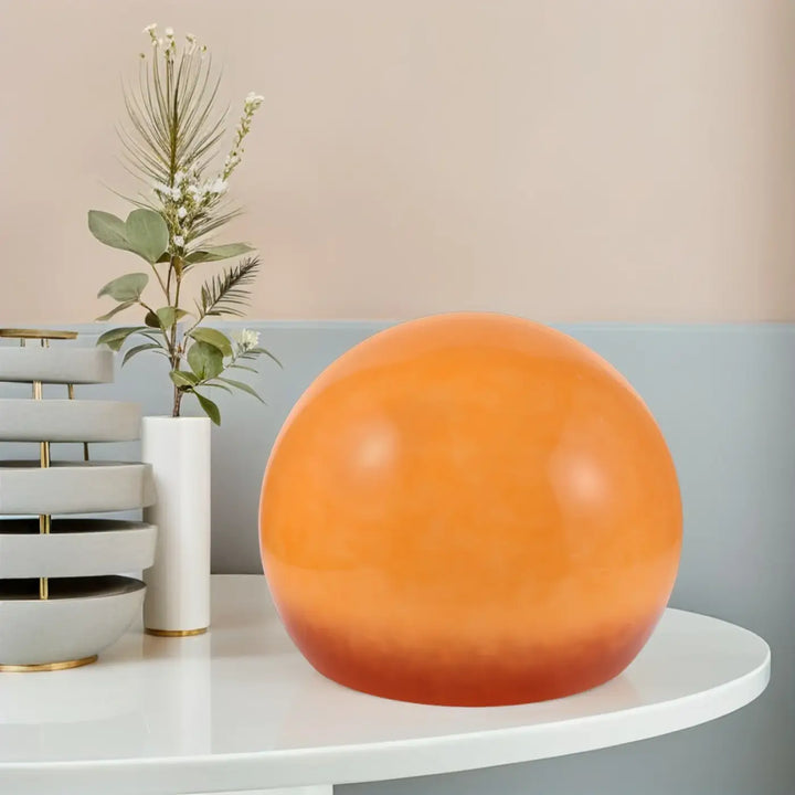 Lampe de chevet mars sphère orange lisse avec finition translucide apportant une lumière douce et une touche d’élégance
