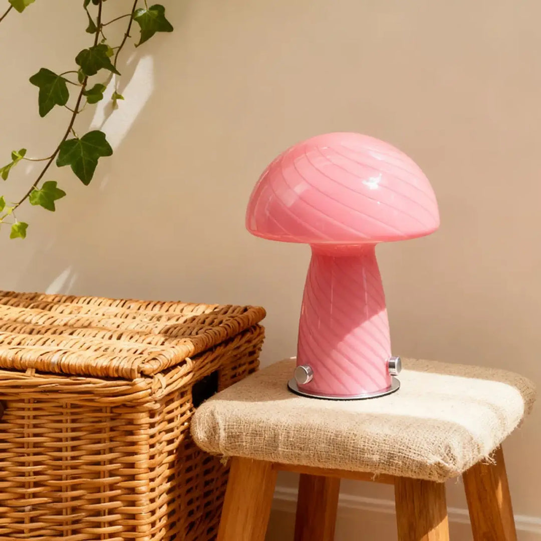 Lampe de chevet champignon euforia en verre côtelé rose brillant avec base métallique, idéale pour décoration intérieure plus qu’un luminaire