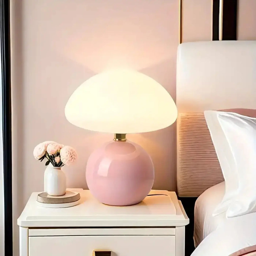 Lampe de table blush avec finition rose, base en céramique douce et abat-jour opalin champignon translucide