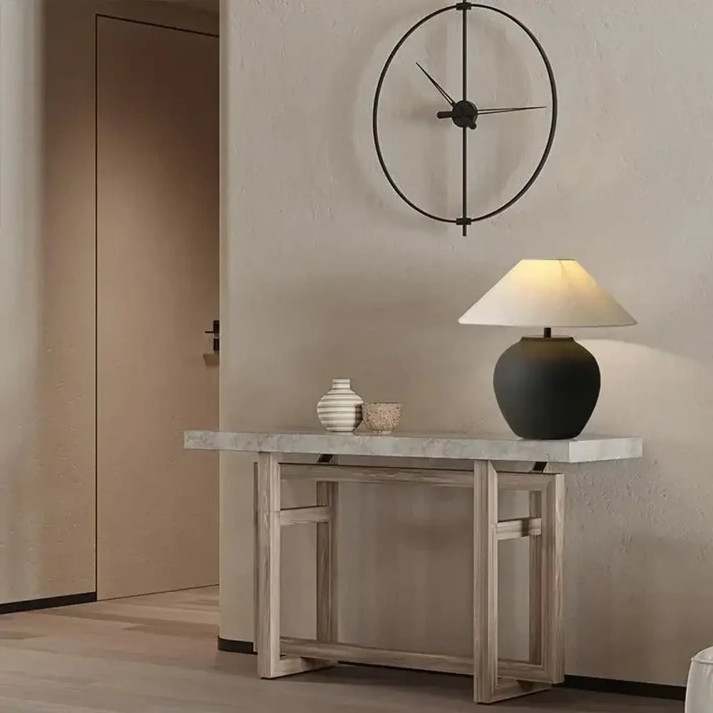 Lampe de chevet vesper avec horloge murale noire minimaliste et abat-jour conique pour un chevet chic