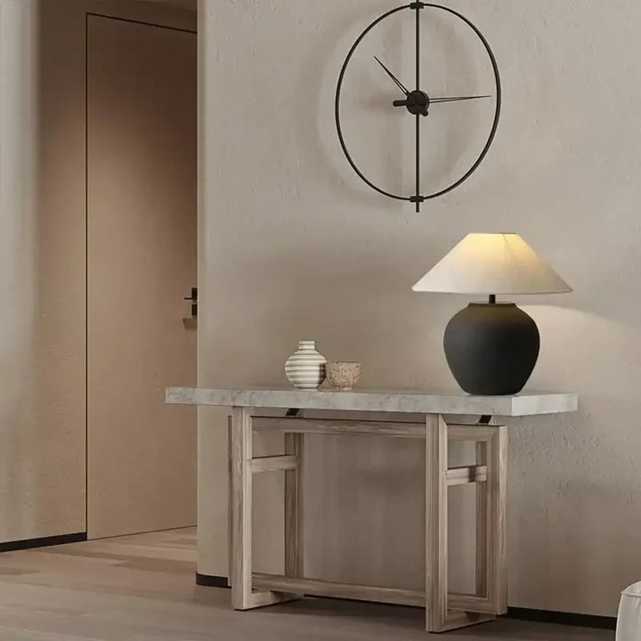 Lampe de chevet vesper avec horloge murale noire minimaliste et abat-jour conique pour un chevet chic