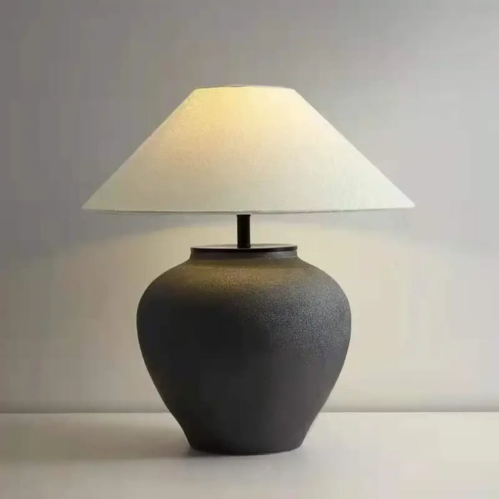 Lampe de chevet vesper en céramique gris foncé avec base texturée arrondie et abat-jour conique en tissu blanc doux chevet chic