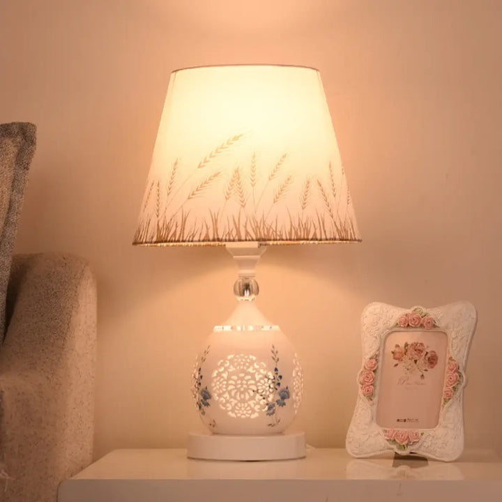 Lampe de chevet charlie en céramique blanche avec découpe florale et géométrique design élégant attire l’œil