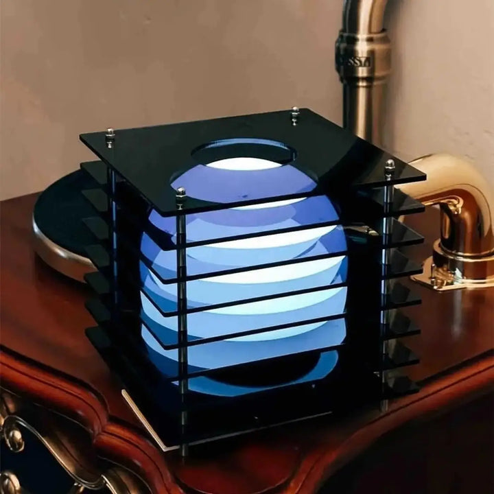 Lampe de chevet cubis en acrylique noir avec panneaux bleus translucides superposés pour un chevet cube design univers déco