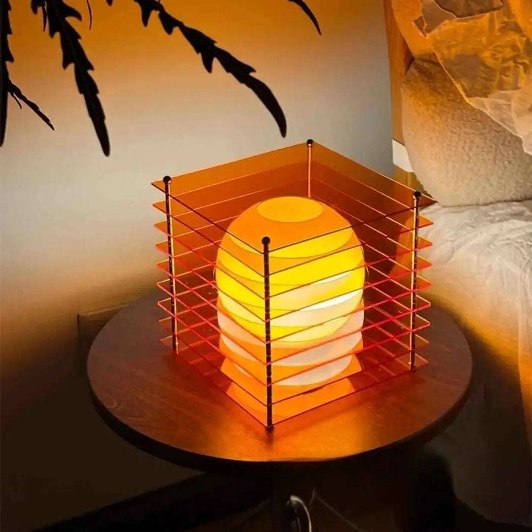 Lampe de chevet cubis avec sphère lumineuse chaude encadrée par une grille orange translucide pour univers déco cube design