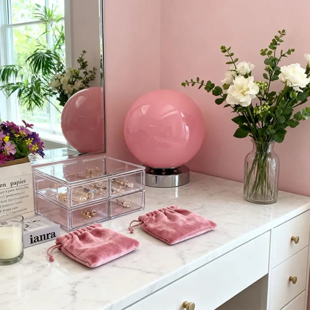 Pink velvet drawstring pouches accompany lampe de chevet lange for une lumière douce et un éclairage chaleureux plus qu’un simple accessoire