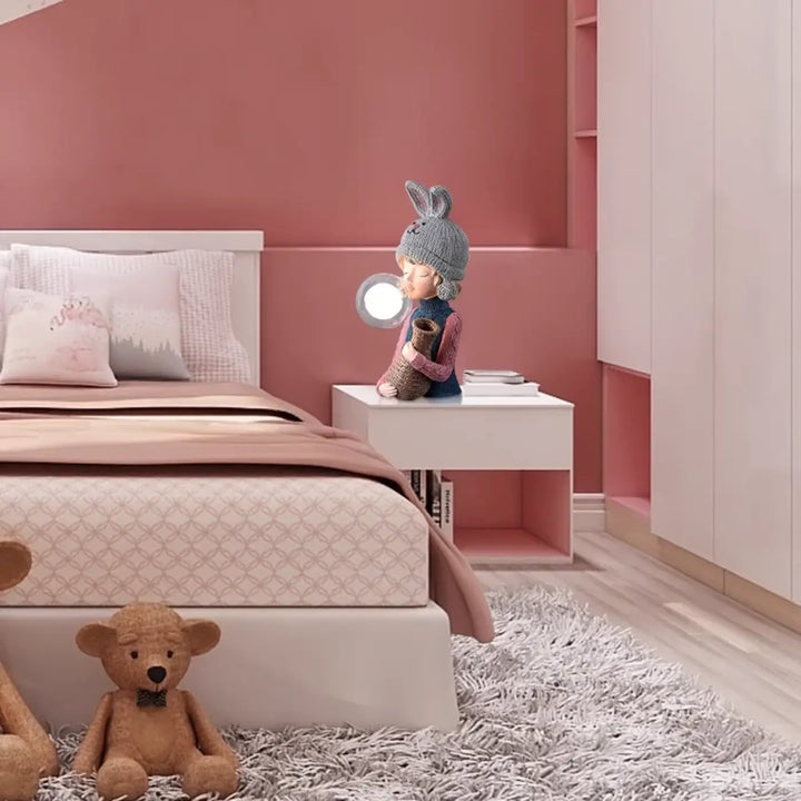 Lampe de chevet tiloux avec bonnet lapin gris et pull bleu tenant un globe lumineux décoratif design